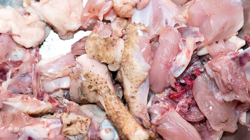 Kuvituskuva. Iittalan päiväkodissa 60 lasta ehti syödä kananuudelivuokaa, jonka liha oli raakaa.