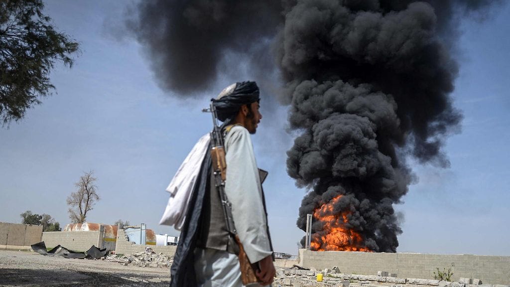 Savu nousee Kandaharin lentokentän läheisestä polttoainevarastosta, johon Pakistanin sanotaan iskeneen 13. maaliskuuta.