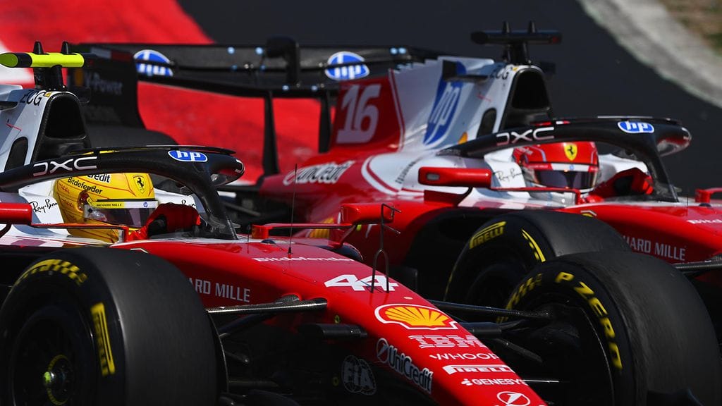 Ferrarin F1-autojen turvakaarissa oli pienet ilmanohjaimet vielä lauantain sprinttikisassa, kunnes ne katosivat aika-ajoon tultaessa.