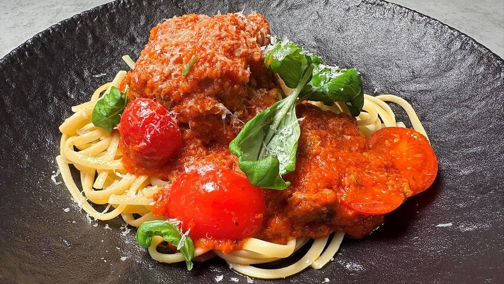 Mikko kokkaa -jaksossa tehtiin lihapullia tomaattikastikkeessa. Lihapullat voi haudutella kypsiksi kastikkeessa.