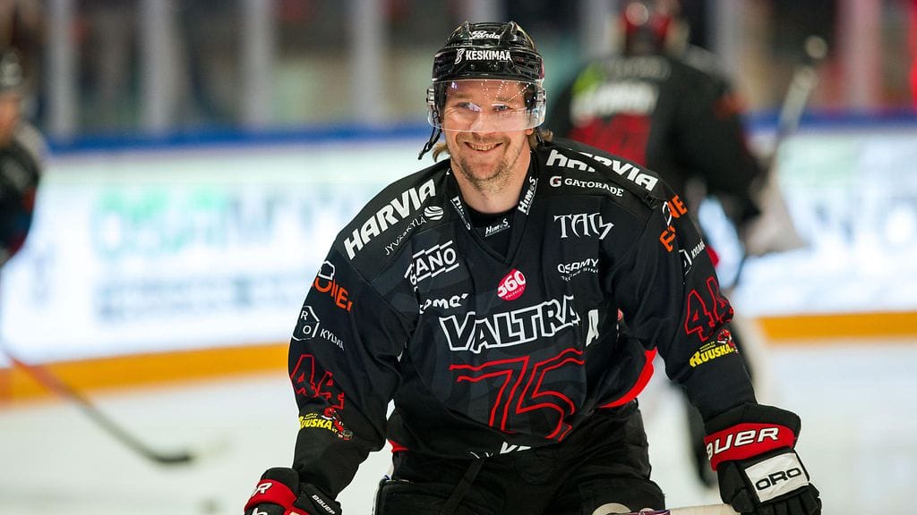 JYPin Sami Vatasta ei nähdä jäällä illan SM-liigapäätöskierroksella.