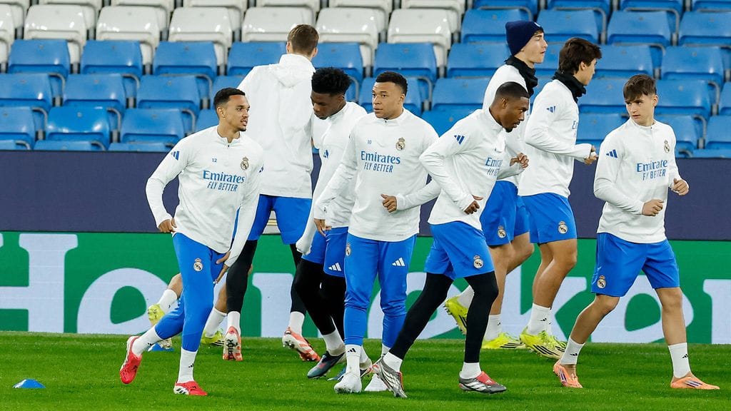 Turvallisessa johtoasemassa oleva Real harjoitteli maanantaina Manchesterissa.