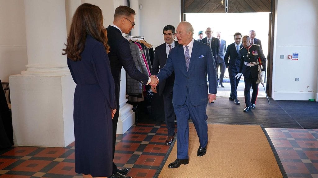 Kuningas Charles ja presidentti Stubb tutustuivat suomalaisiin puupohjaisiin innovaatioihin.