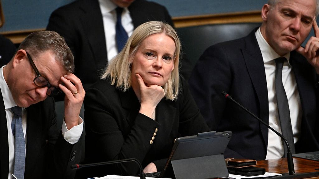 Puolueidensa puheenjohtajat Orpo (kok.), Purra (ps.) ja Adlercreutz (r.) helmikuussa.