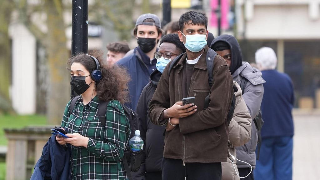 Kolmessa Canterburyn alueen koulussa on vahvistettu aivokalvotulehduksia. Yökerho Club Chemistryssä käyneitä kehotetaan hakeutumaan lääkäriin.