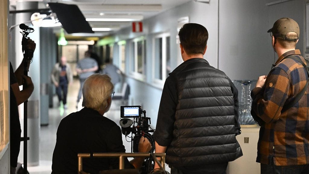 Elokuvaohjaaja Klaus Härö (keskellä) Hetki ennen valoa -elokuvan kuvauksissa Helsingissä 24. syyskuuta 2025.