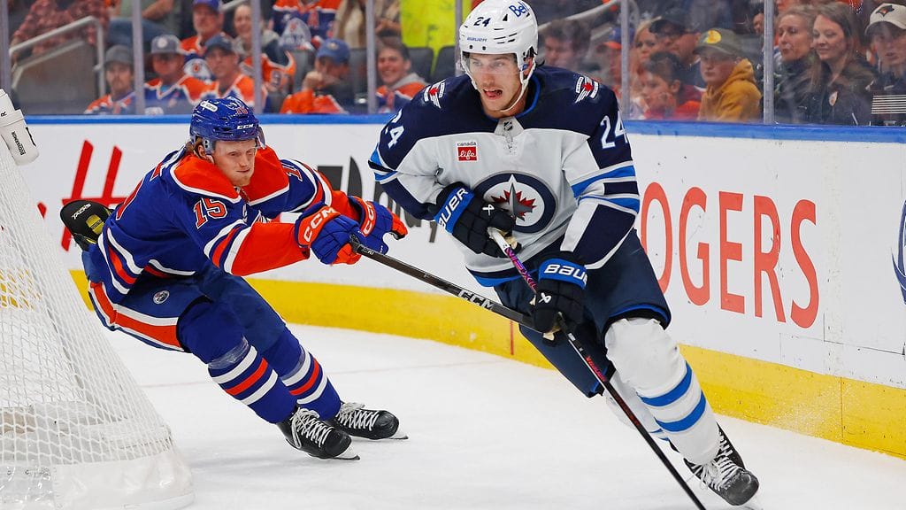 Roby Järventie (vas.) nousee Edmonton Oilersin kokoonpanoon.