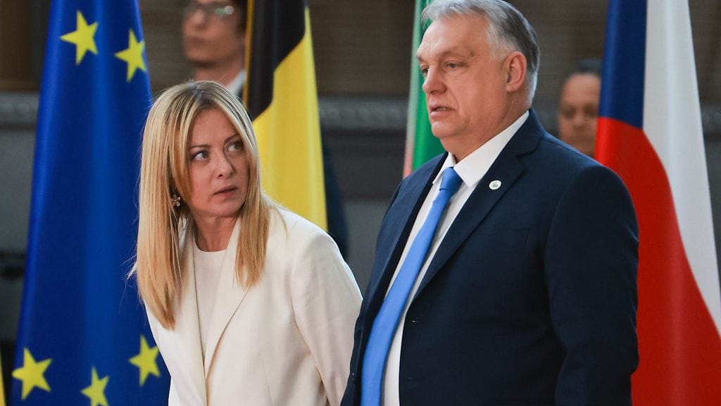 Unkarin pääministeri Viktor Orban valmistautuu kuvaukseen Italian pääministerin Giorgia Melonin rinnalla EU:n huippukokouksessa Brysselissä 19. maaliskuuta 2026.