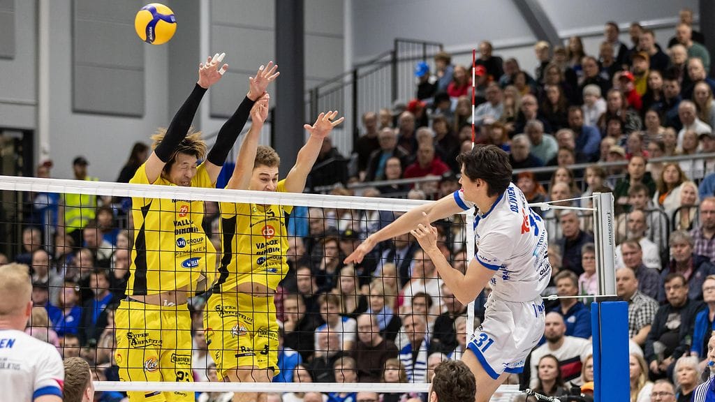 Viime kevään SM-finaaleissa pelannut Hurrikaani-Loimaa (keltaisissa) on yksi neljästä seurasta, joka on pettynyt Suomen Lentopalloliiton toimintaan.