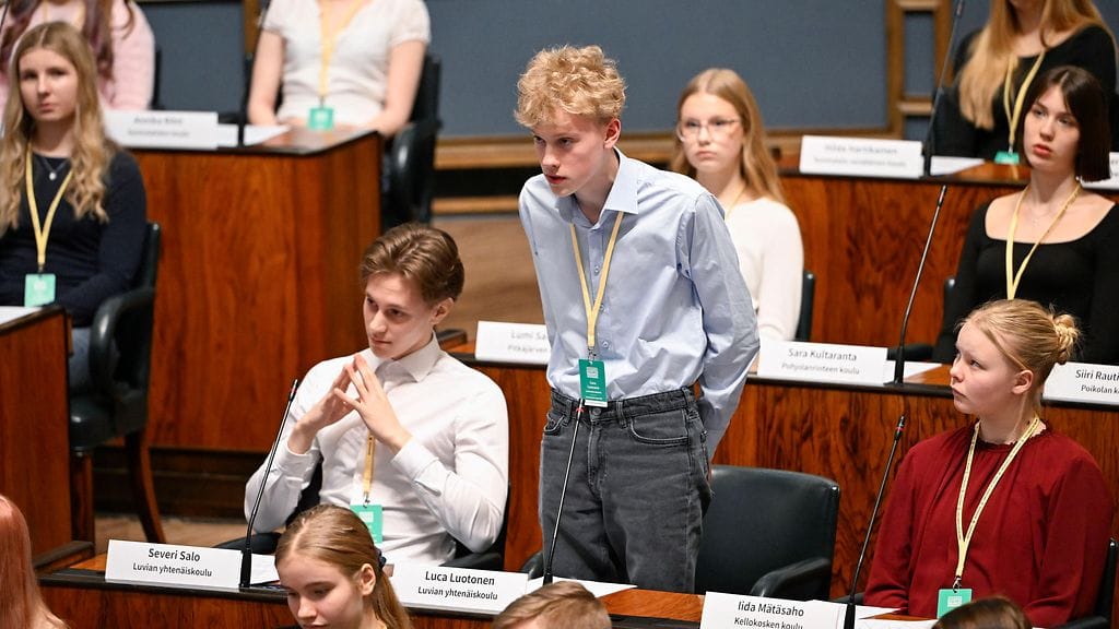 Luvian yhtenäiskoulun Luca Luotonen esitti kysymyksen ministereille, kun yläkoululaisia ja päättäjiä yhteen kokoavan Nuorten parlamentin täysistunto järjestettiin eduskunnassa.
