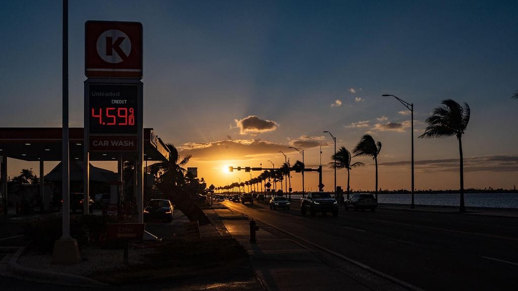 Öljyn ja bensiinin hinnat ovat nousseet jyrkästi sen jälkeen, kun Israel ja Yhdysvallat hyökkäsivät Iraniin ja säiliöalusten virtausta Hormuzinsalmessa on rajoitettu.