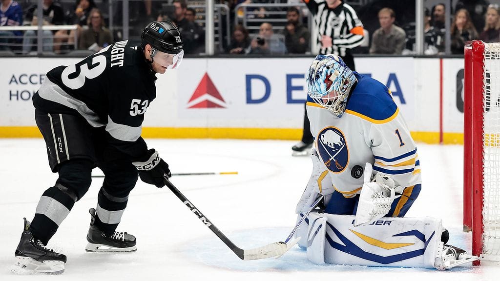 Ukko-Pekka Luukkonen pysäytti Buffalon maalilla yhtä vaille kaikki Los Angelesin maalintekoyritykset.