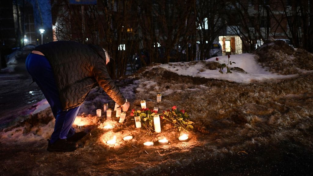 LK 22.3.2026 Muistokynttilöitä Pähkinärinteen palopaikalla.