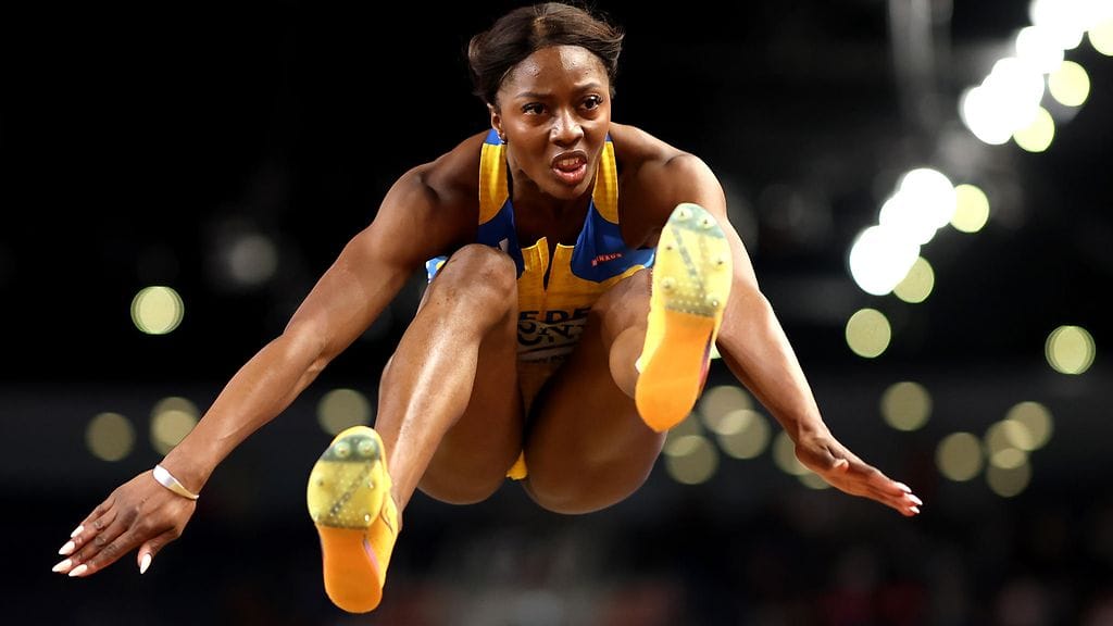 Khaddi Sagnia hyppäämässä Torunin MM-hallifinaalissa.