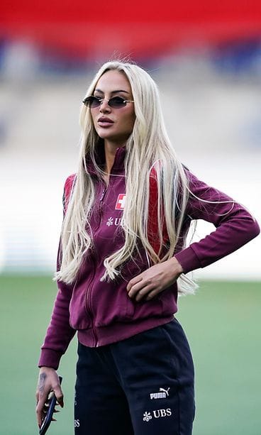 Alisha Lehmann aurinkolaseissa