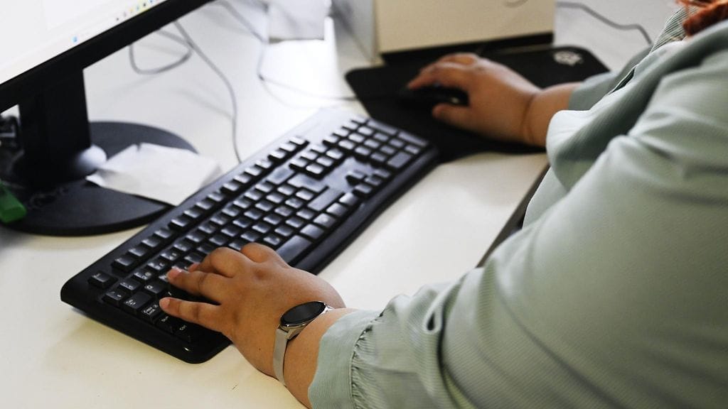 Tällä hetkellä työn perusteella oleskeluluvan saaneen on poistuttava maasta, jos hän ei löydä uutta työtä kolmessa kuukaudessa.