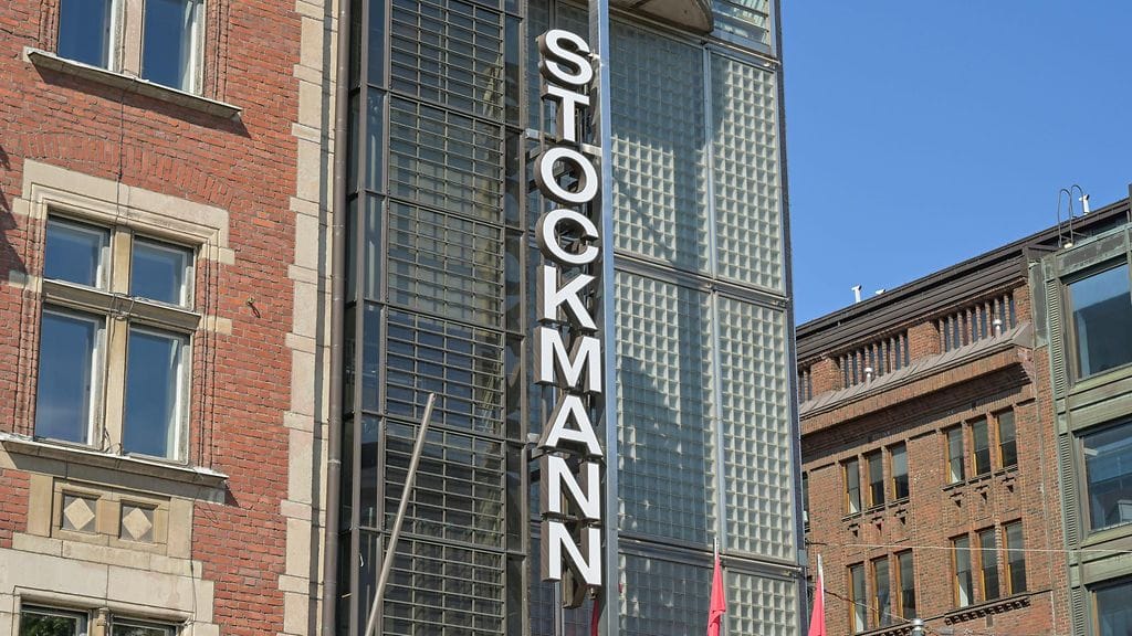 Kuvituskuvassa Stockmannin tavaratalon julkisivua Helsingissä. HOK-Elannon Food Market Herkku toimii tavaratalon alakerrassa.