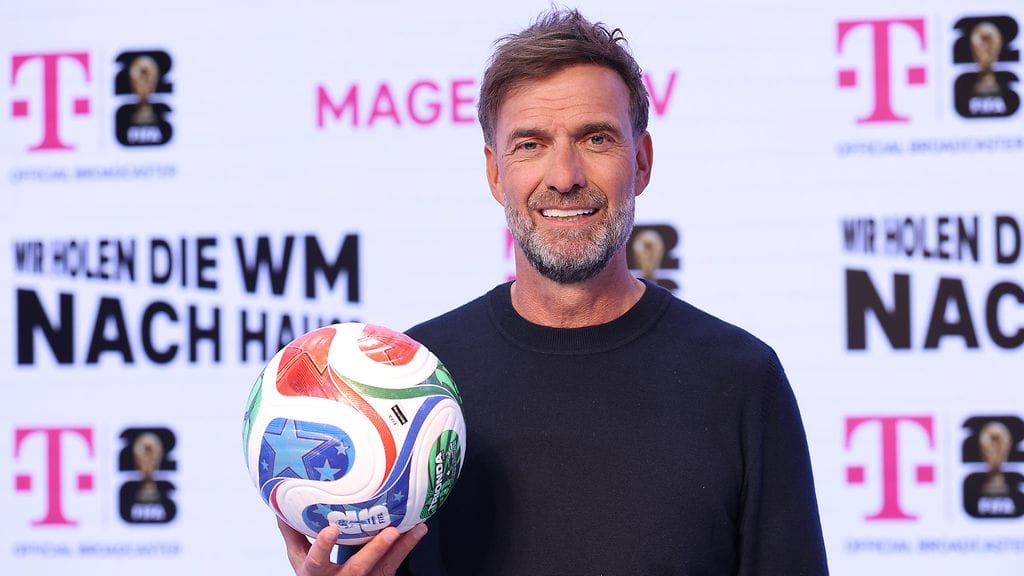 Klopp poseerasi maanantaina medialle tulevan MM-turnauksen ottelupallon kanssa.