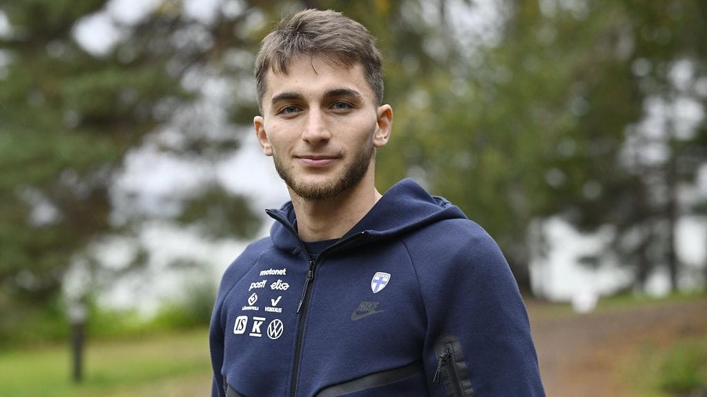 Adam Marhiev on Huuhkajien mukana Uudessa-Seelannissa. Kuva viime syksyltä.