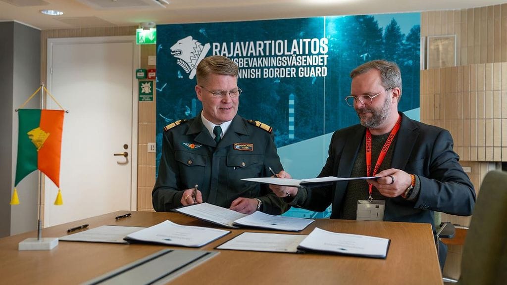 Rajavartiolaitoksen kontra-amiraali Tom Hanén ja Sensofusion Oy:n toimitusjohtaja Tuomas Rasila allekirjoittivat sopimuksen vastadroonijärjestelmästä 24. maaliskuuta 2026.