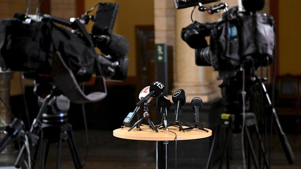 Median kalustoa, mikrofoneja ja kameroita Säätytalolla Helsingissä 14. kesäkuuta 2023.