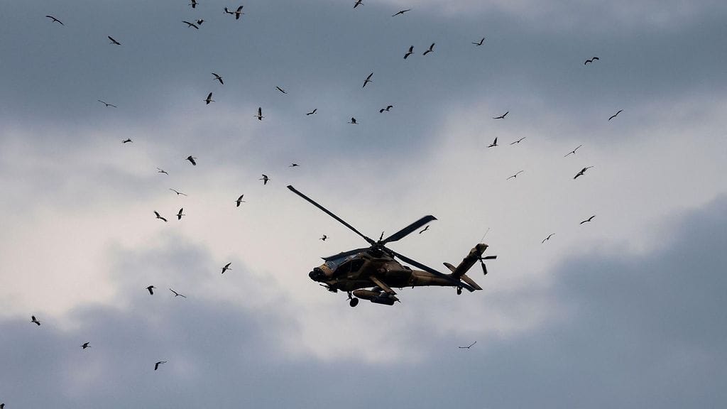 Israelin helikopteri lähellä Libanonin rajaa 22. maaliskuuta.