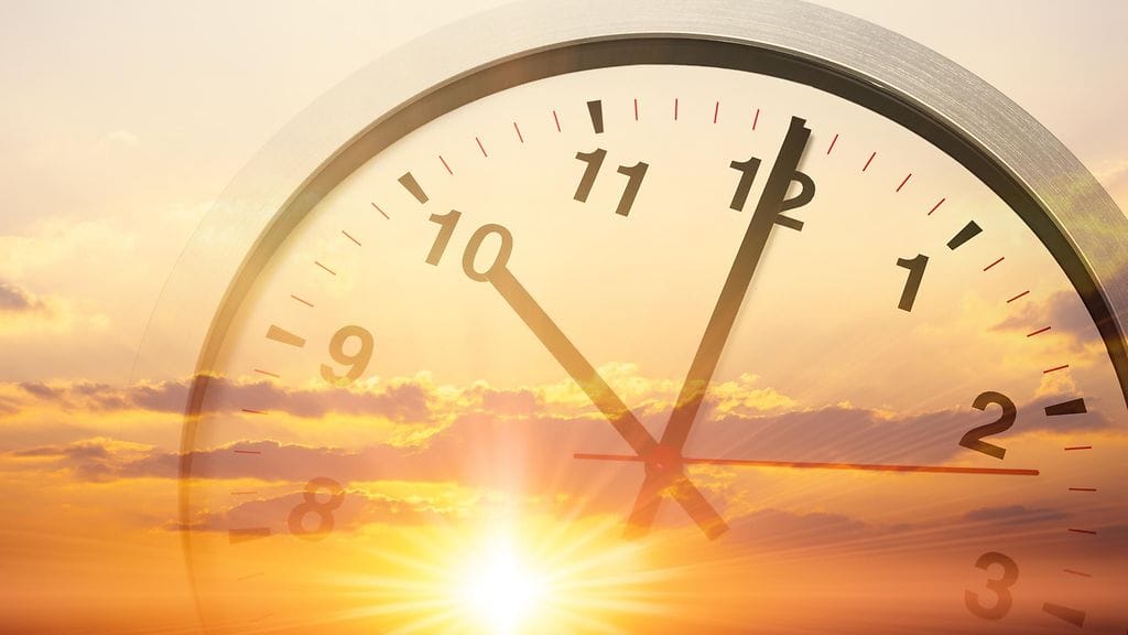 Onko kesä lähempänä menneisyydessä vai tulevaisuudessa? Kelloja siirretään aina kesään päin.