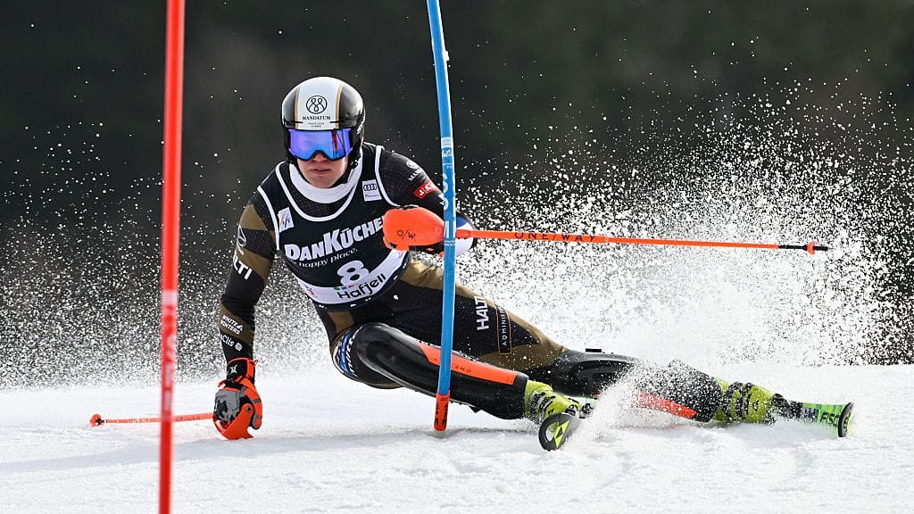 Eduard Hallberg on kympin joukossa ennen toista kierrosta Lillehammerissa.