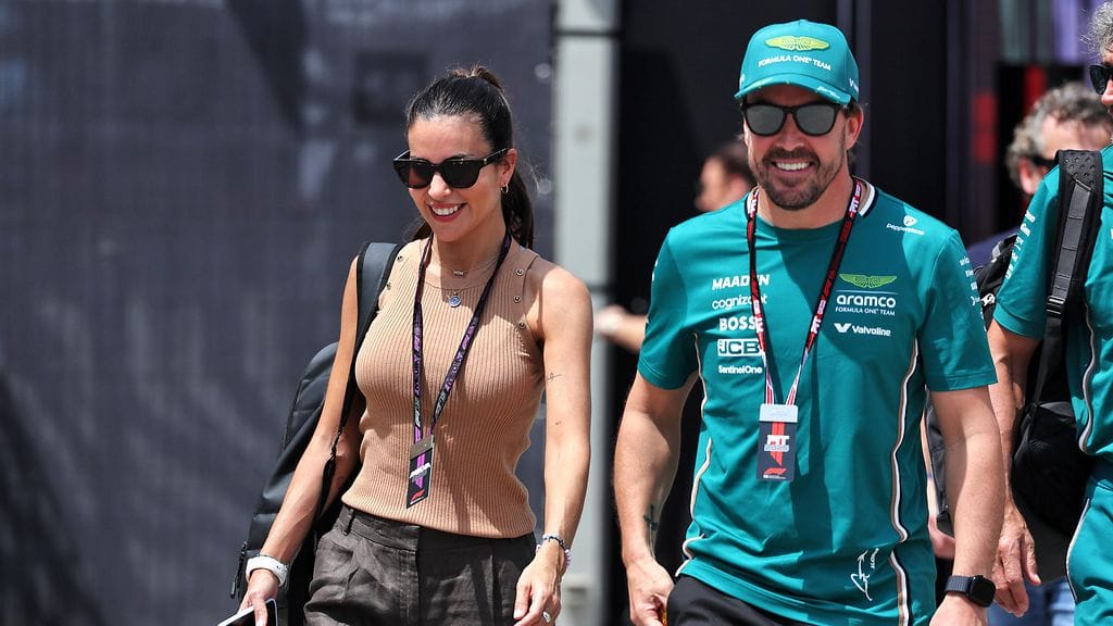 Melissa Jimenez ja Fernando Alonso yhdessä F1-varikolla vuonna 2025.