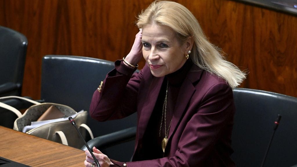 Kokoomuksen kansanedustaja Pia Kauma eduskunnan täysistunnossa Helsingissä 11. huhtikuuta 2025.