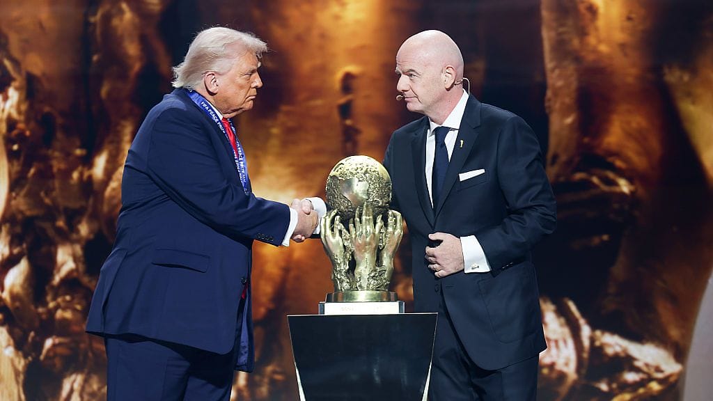 Donald Trump ja Gianni Infantino kättelivät Washingtonissa joulukuussa MM-kisojen lohkoarvontatilaisuudessa.