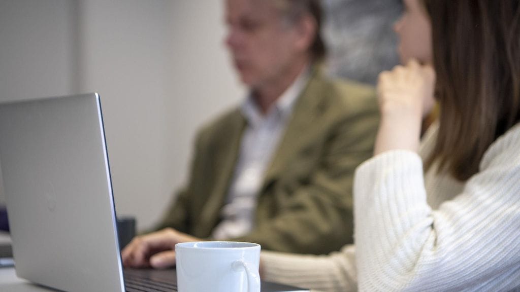 Omia tunteita pitäisi pystyä käsittelemään, eikä niitä pitäisi purkaa työtoveriin. Kuvituskuva.