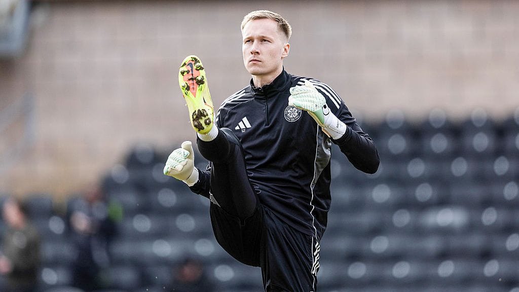 Celticin maalille murtautunut Viljami Sinisalo torjuu Uutta-Seelantia vastaan Huuhkajien tolppien välissä.