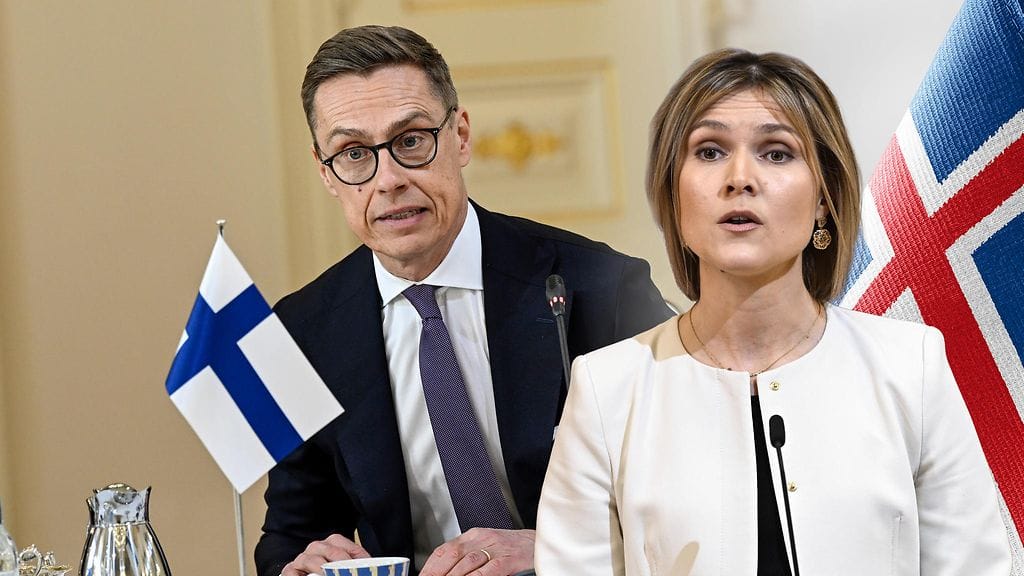 Tasavallan presidentti Alexander Stubb ja Islannin pääminsiteri Kristrún Frostadóttir JEF-maiden kokouksen tiedotustilaisuudessa.