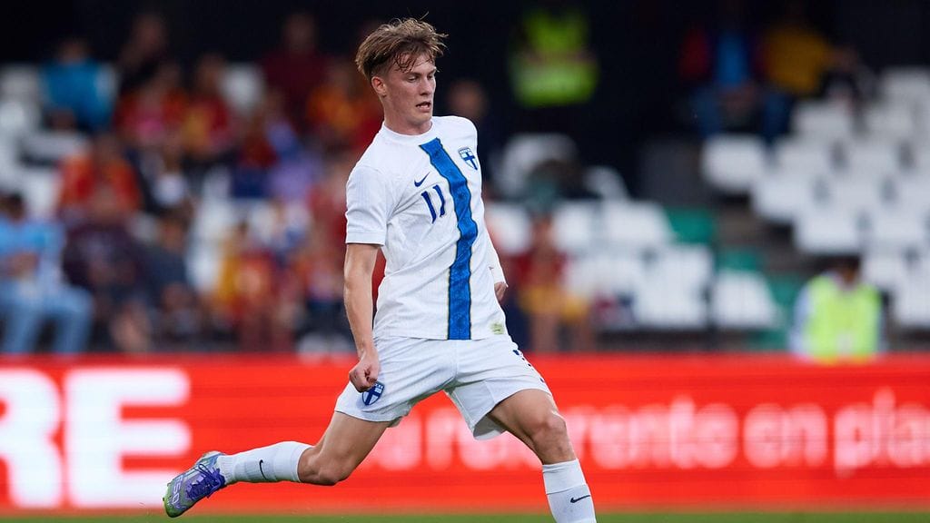 Marius Söderbäck (arkistokuvassa) iski Pikkuhuuhkajille kaksi maalia.