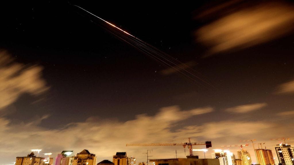 Rakettien jälkiä taivaalla näkyi taivaalla, kun Iran 27. maaliskuuta käynnisti uuden ohjusiskusarjan Israelin rannikkokaupungin Netanyan yläpuolella.