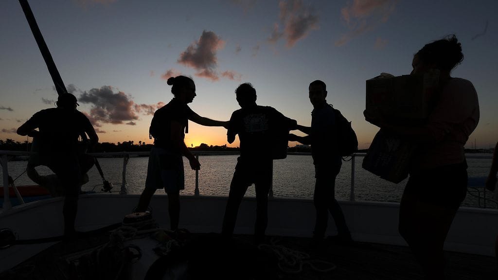 Ihmiset lastasivat humanitaarisen avun paketteja Kuubaan lähtevään alukseen Isla Mujeresissa Quintana Roossa, Meksikossa, 20. maaliskuuta 2026. Nyt kadonneiksi ilmoitettujen alusten kerrotaan lähteneen matkaan samana päivänä saman osavaltion alueelta.