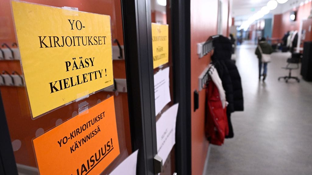 Ylioppilaskirjoituksista opastavia kylttejä Ressun Lukiolla Helsingissä 9. maaliskuuta 2026.