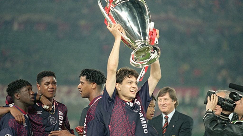 *Jari Litmanen Mestarien liigan pokaali käsissään 1995.