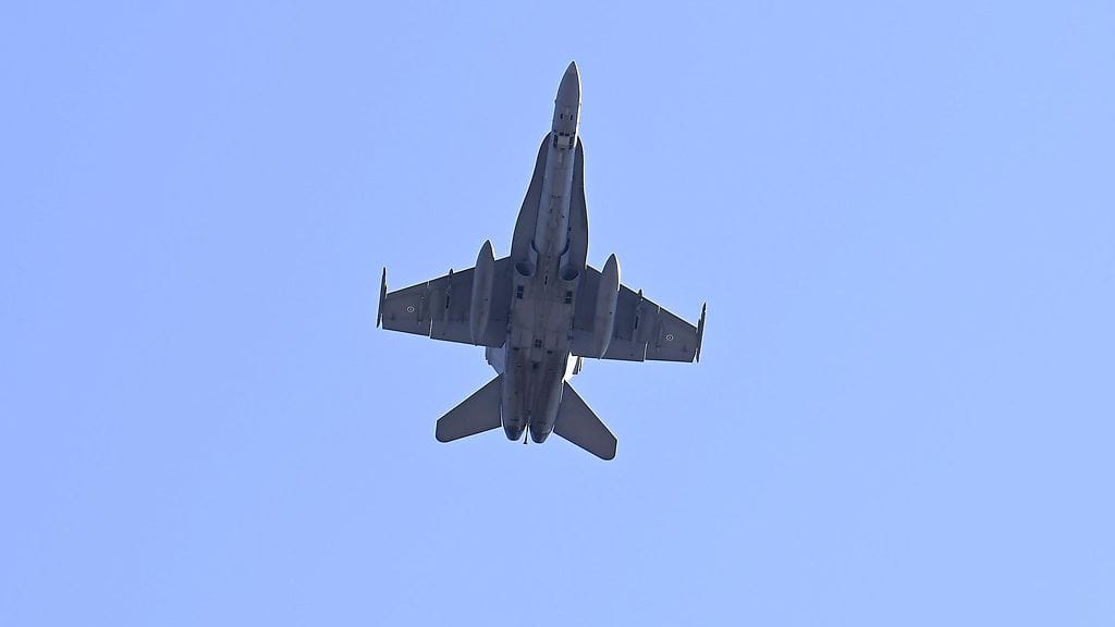 Kuvituskuvassa Ilmavoimien F/A-18 Hornet -hävittäjän ylilento Ilmatorjunta 100 vuotta -tapahtumassa Helsingin Senaatintorilla heinäkuussa 2025.