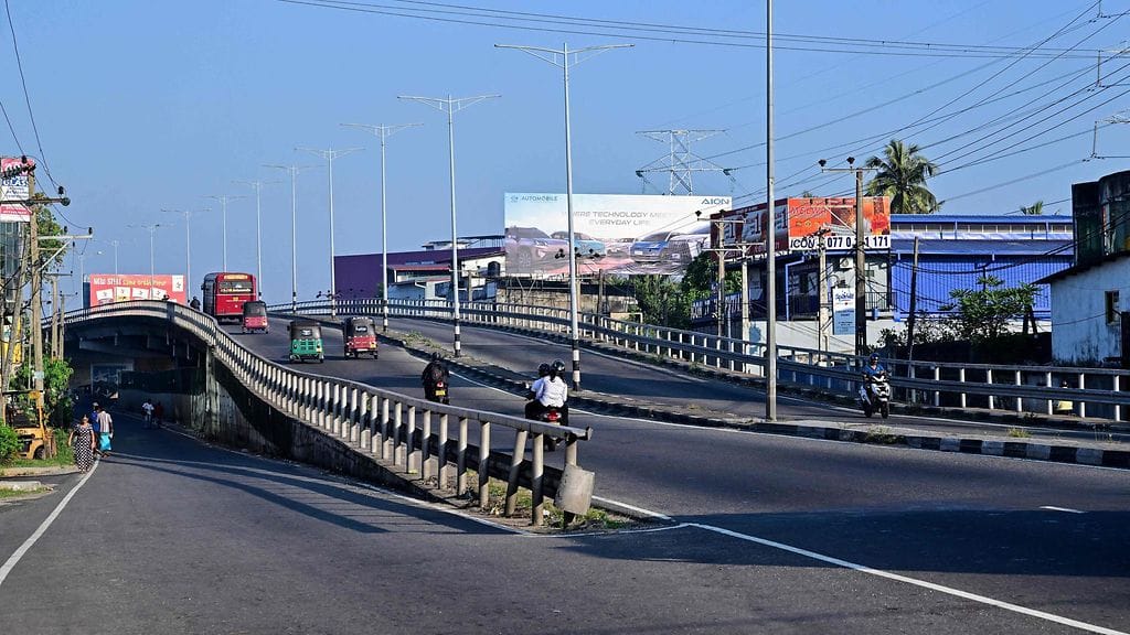 Työmatkalaisia lähes autiolla kadulla Colombossa 25. maaliskuuta 2026 sen jälkeen, kun Sri Lanka otti käyttöön nelipäiväisen työviikon säästääkseen Lähi-idän sodan verottamia polttoainevarastoja.