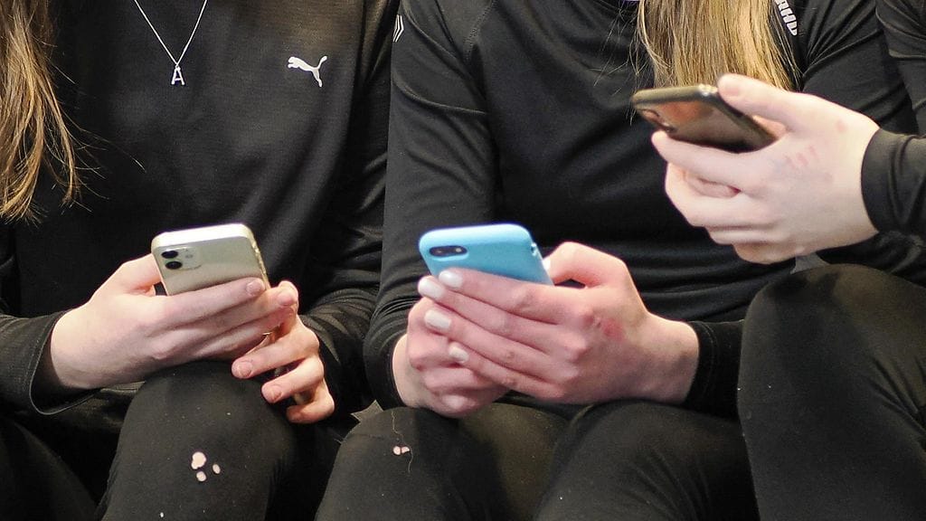 Itävalta aikoo kieltää sosiaalisen median alle 14-vuotiailta lapsilta