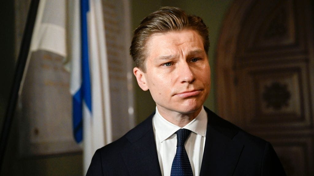 Puolustusministeri, kokoomuksen Antti Häkkänen on tehnyt kuusi kielteistä lupapäätöstä EU- ja ETA-alueiden ulkopuolisten ostajien kiinteistökaupoissa.