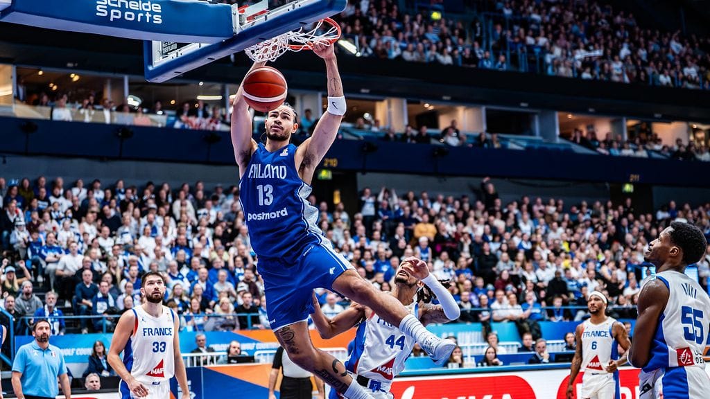 Olivier Nkamhoua donkkaamassa joulukuun MM-karsintaottelussa Ranskaa vastaan.