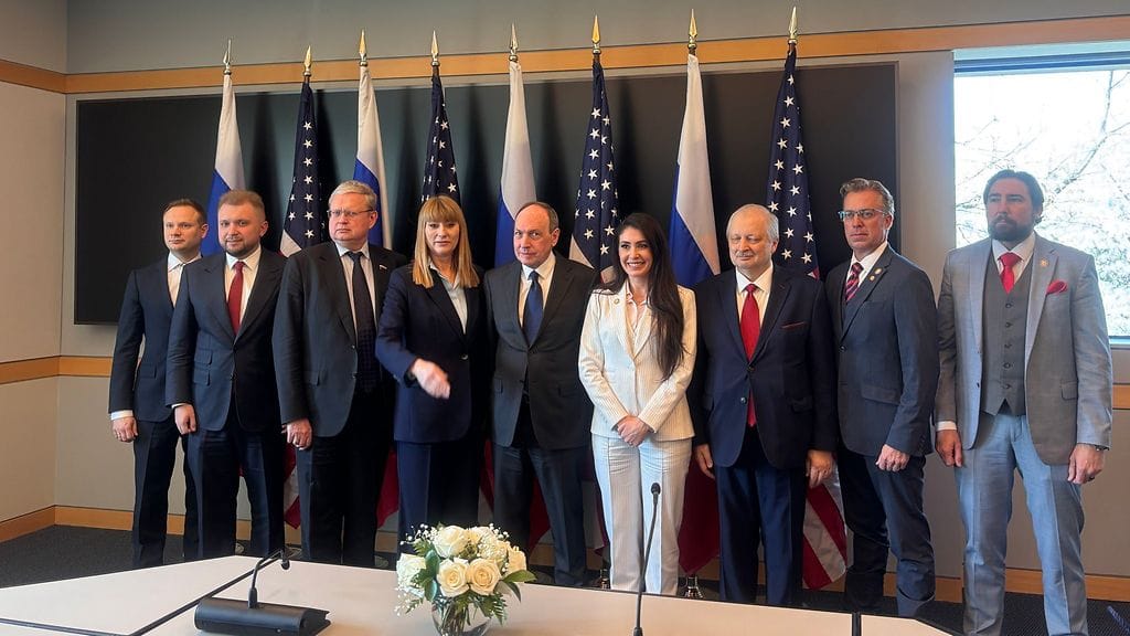 Yhdysvaltojen republikaanien kongressiedustaja Anna Paulina Luna (keskellä valkoisessa jakussa) emännöi Venäjän duuman edustajia.