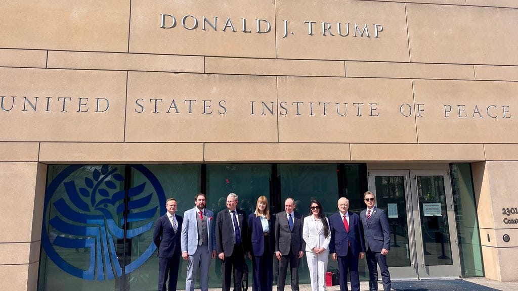 Yhdysvaltojen republikaanien kongressiedustaja Anna Paulina Luna (keskellä valkoisessa jakussa) emännöi Venäjän duuman edustajia vierailulla Washingtonissa 26.3.2026.