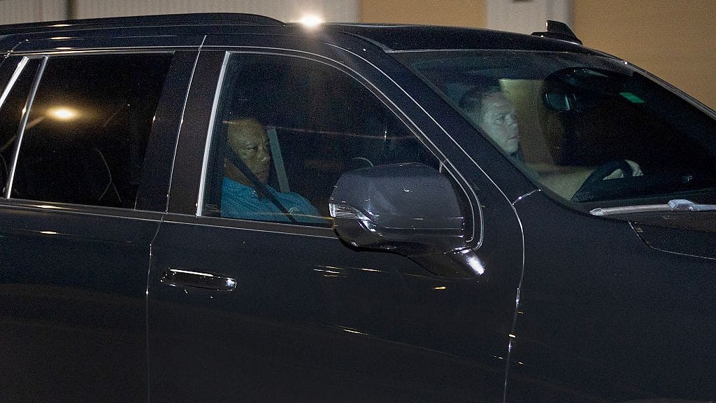 Tiger Woods kuvattiin poistumasta Martinin piirikunnan vankilasta, kun hänet oli päästetty vapaaksi pidätyksensä jälkeen.