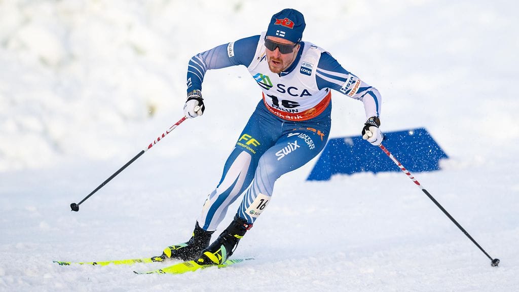 Emil Liekarin edustama Vuokatti Ski Team marssi viestivoittoon Suomen Cupissa.