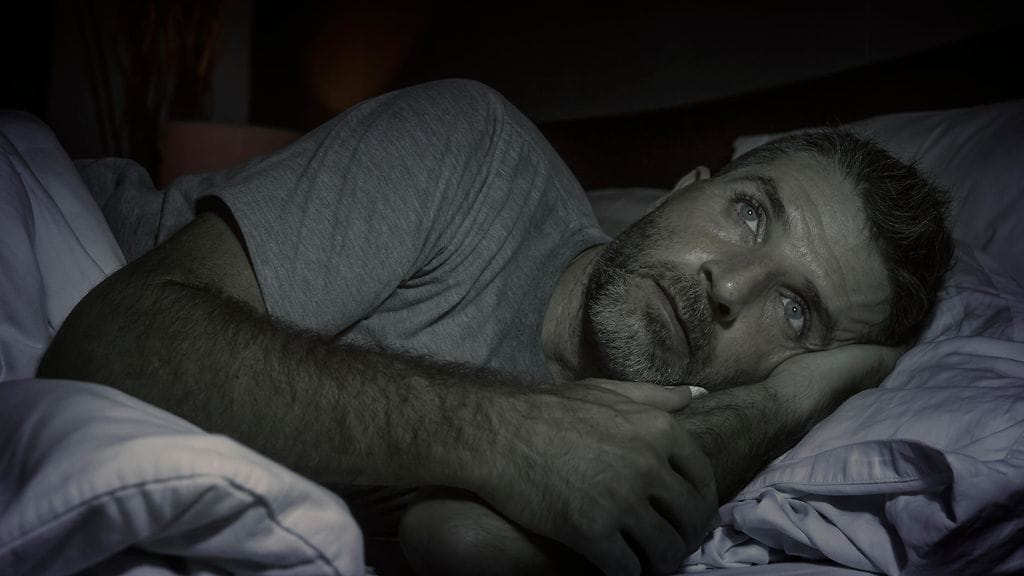 Epäsäännöllisiin aikoihin nukkumaan menevillä on kohonnut vakavien sydäntapahtumien riski. Kuvituskuva.