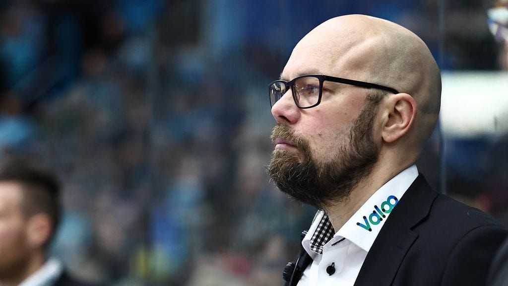 Toni Sihvonen, 55, ei jatka Kärppien valmennustiimissä.